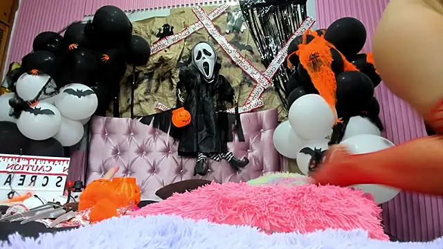 Snapshot of Mindy_19 chatting on October 28, 11:07 pm Mindy 19 online show from October 28, 11:07 pm