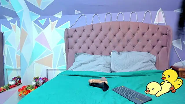 Snapshot of Scarletbigbug chatting on November 1, 11:45 am Scarletbigbug online show from November 1, 11:45 am