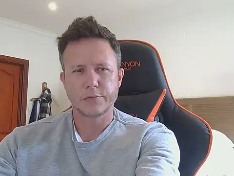 Snapshot of TroyDieselXXX chatting on November 7, 9:09 am TroyDieselXXX online show from November 7, 9:09 am