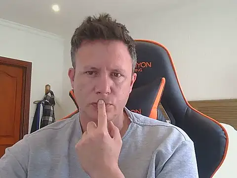 Snapshot of TroyDieselXXX chatting on November 9, 8:01 am TroyDieselXXX online show from November 9, 8:01 am