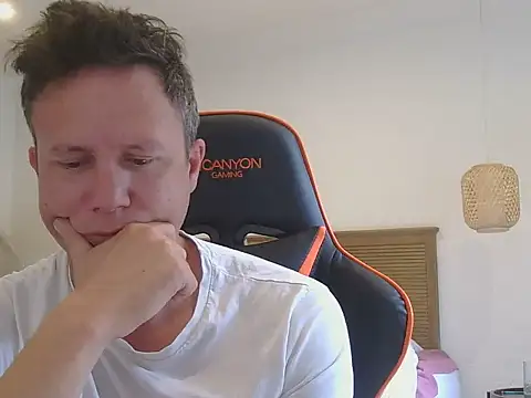 Snapshot of TroyDieselXXX chatting on November 10, 4:44 am TroyDieselXXX online show from November 10, 4:44 am