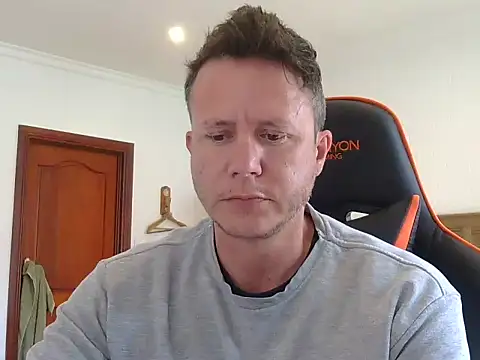 Snapshot of TroyDieselXXX chatting on November 25, 5:07 am TroyDieselXXX online show from November 25, 5:07 am