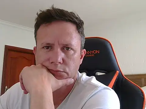 Snapshot of TroyDieselXXX chatting on December 16, 9:25 am TroyDieselXXX online show from December 16, 9:25 am