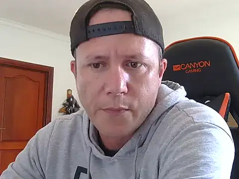 Snapshot of TroyDieselXXX chatting on December 18, 8:42 am TroyDieselXXX online show from December 18, 8:42 am