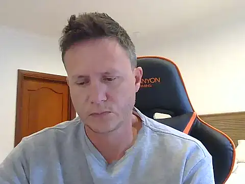 Snapshot of TroyDieselXXX chatting on December 22, 5:04 am TroyDieselXXX online show from December 22, 5:04 am