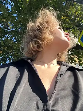 KellyKeler online show from September 22, 11:45 am