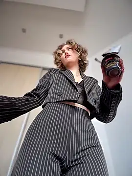 KellyKeler online show from March 27, 10:15 am