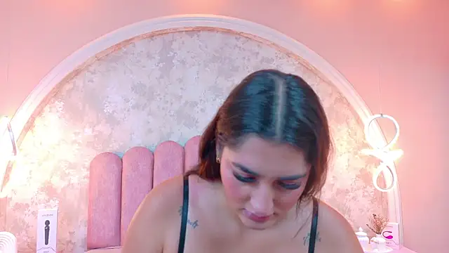 JasmineRhodes online show from November 22, 1:32 pm