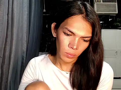 ladyhotcuming online show from June 4, 7:20 pm