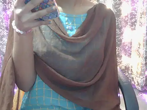 Snapshot of lovely_soniya chatting on December 4, 5:17 am lovely soniya online show from December 4, 5:17 am