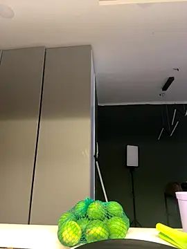 Michelle Zoe online show from November 14, 5:06 am