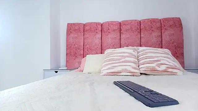 emmacurvy online show from December 3, 3:03 am