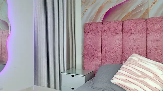 Snapshot of emmacurvy chatting on February 17, 3:03 am emmacurvy online show from February 17, 3:03 am