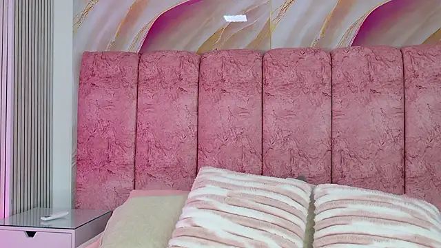 Snapshot of emmacurvy chatting on February 18, 3:13 am emmacurvy online show from February 18, 3:13 am