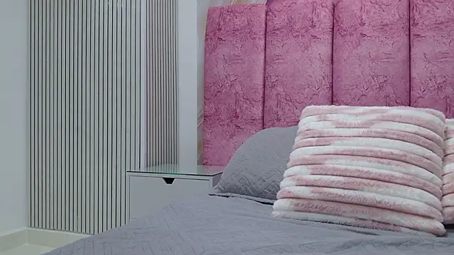 Snapshot of emmacurvy chatting on February 19, 3:02 am emmacurvy online show from February 19, 3:02 am