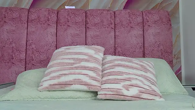 Snapshot of emmacurvy chatting on February 20, 3:03 am emmacurvy online show from February 20, 3:03 am