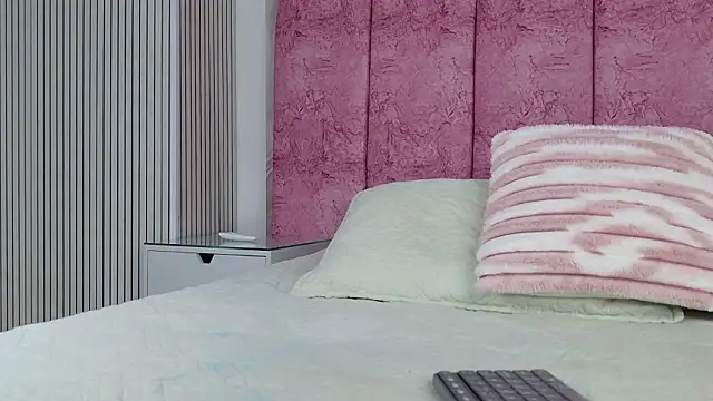 Snapshot of emmacurvy chatting on February 23, 3:04 am emmacurvy online show from February 23, 3:04 am