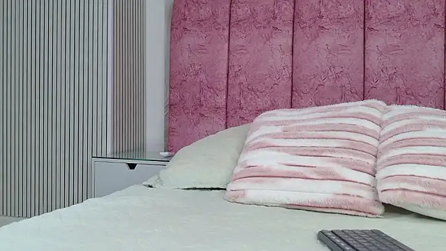 Snapshot of emmacurvy chatting on February 25, 3:05 am emmacurvy online show from February 25, 3:05 am