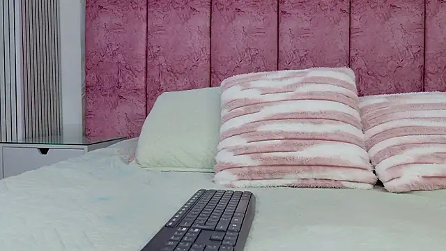 Snapshot of emmacurvy chatting on February 26, 3:05 am emmacurvy online show from February 26, 3:05 am