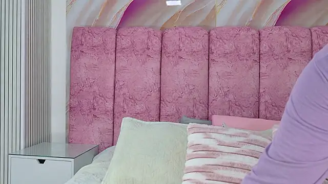 Snapshot of emmacurvy chatting on February 27, 3:06 am emmacurvy online show from February 27, 3:06 am