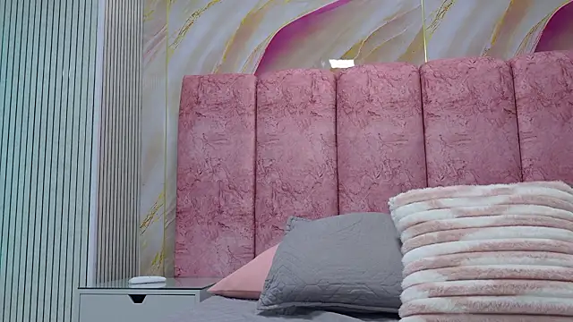 Snapshot of emmacurvy chatting on March 6, 3:03 am emmacurvy online show from March 6, 3:03 am