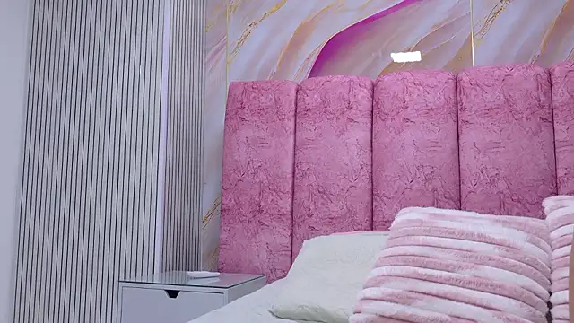 Snapshot of emmacurvy chatting on March 18, 3:09 am emmacurvy online show from March 18, 3:09 am