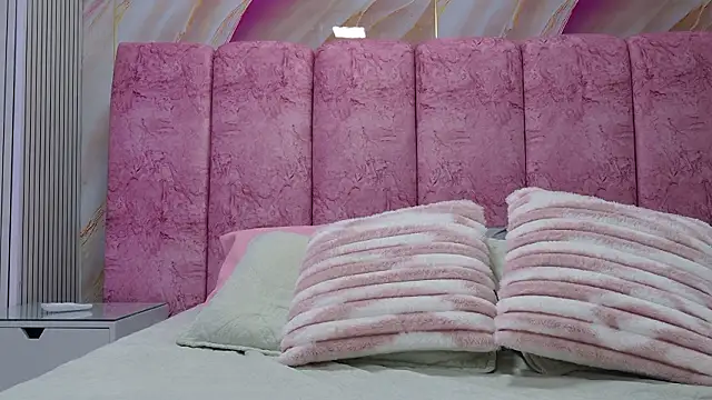 Snapshot of emmacurvy chatting on March 20, 3:11 am emmacurvy online show from March 20, 3:11 am