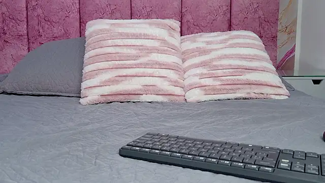 Snapshot of emmacurvy chatting on March 21, 3:11 am emmacurvy online show from March 21, 3:11 am