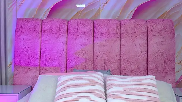 Snapshot of emmacurvy chatting on March 22, 3:54 am emmacurvy online show from March 22, 3:54 am