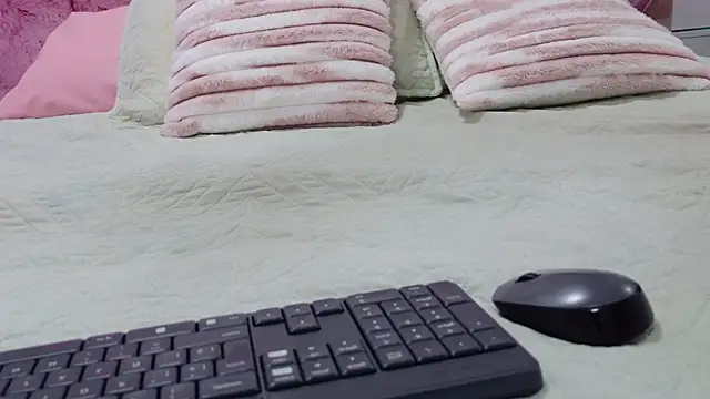 Snapshot of emmacurvy chatting on March 25, 3:12 am emmacurvy online show from March 25, 3:12 am