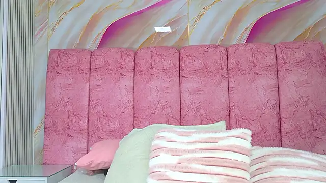 Snapshot of emmacurvy chatting on March 27, 3:12 am emmacurvy online show from March 27, 3:12 am