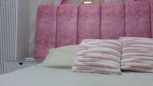 Snapshot of emmacurvy chatting on March 29, 3:17 am emmacurvy online show from March 29, 3:17 am