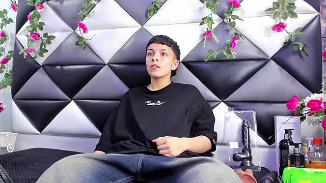 Megan Thompson  online show from October 30, 2:02 am