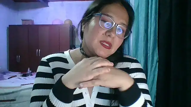 Snapshot of scarlett_widow_ chatting on October 28, 3:21 am scarlett widow  online show from October 28, 3:21 am