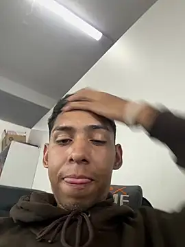 Oqui online show from April 6, 8:10 pm