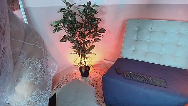 Snapshot of DivaFlamme chatting on February 17, 4:53 am DivaFlamme online show from February 17, 4:53 am