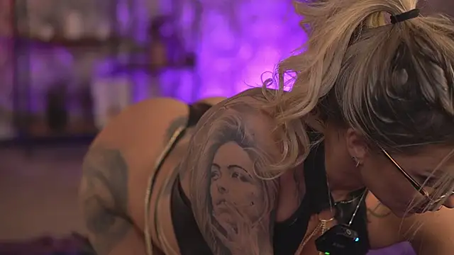 Snapshot of AlmaVelia chatting on October 2, 6:37 pm AlmaVelia online show from October 2, 6:37 pm