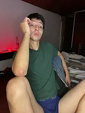 Snapshot of Alvarito-21 chatting on April 4, 1:26 am Alvarito-21 online show from April 4, 1:26 am