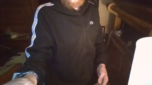 Snapshot of zipman92 chatting on December 21, 1:29 pm zipman92 online show from December 21, 1:29 pm