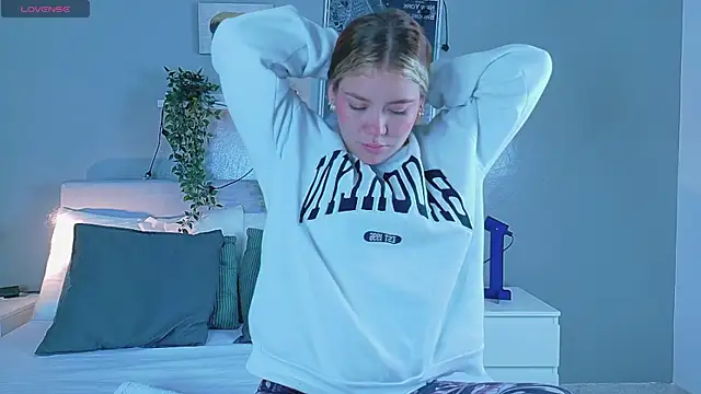 Snapshot of BelaMiller_ chatting on September 23, 11:46 am BelaMiller online show from September 23, 11:46 am