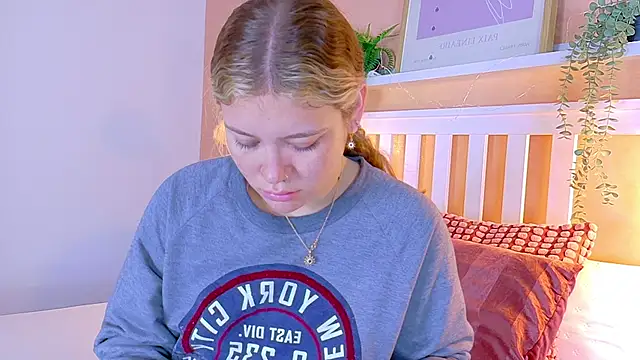 Snapshot of BelaMiller_ chatting on October 1, 11:38 am BelaMiller online show from October 1, 11:38 am