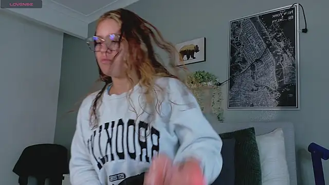 Snapshot of BelaMiller_ chatting on October 11, 11:42 am BelaMiller online show from October 11, 11:42 am