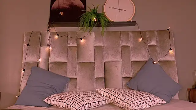 TiffValentinee  online show from October 13, 3:17 am