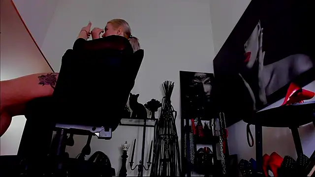 demisweet online show from February 7, 2:04 am