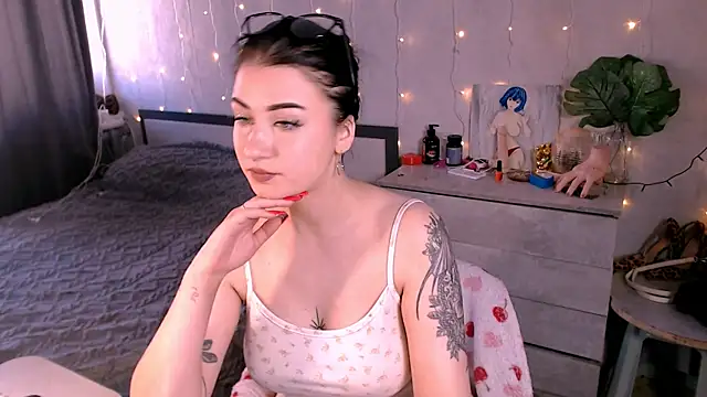 Snapshot of Katie_Kiss chatting on June 3, 2:33 pm Katie Kiss online show from June 3, 2:33 pm
