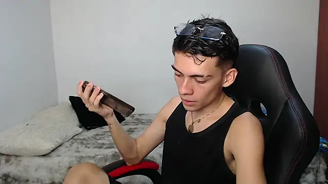 Snapshot of Rimuru17 chatting on April 1, 4:35 am Rimuru17 online show from April 1, 4:35 am