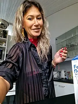 CelynaRoss online show from May 12, 1:19 pm