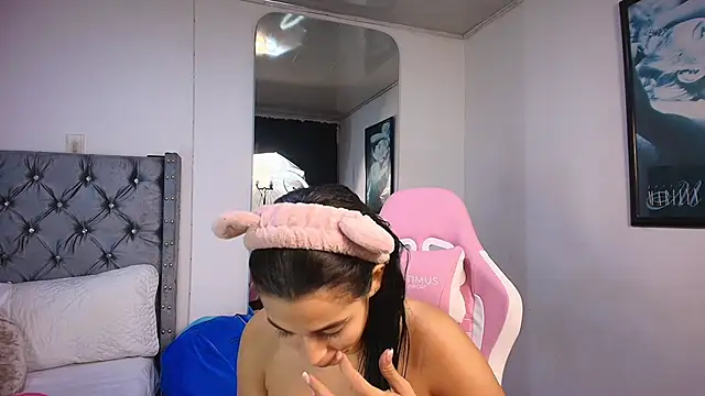 Snapshot of GraceWallace_ chatting on November 15, 1:25 am GraceWallace online show from November 15, 1:25 am