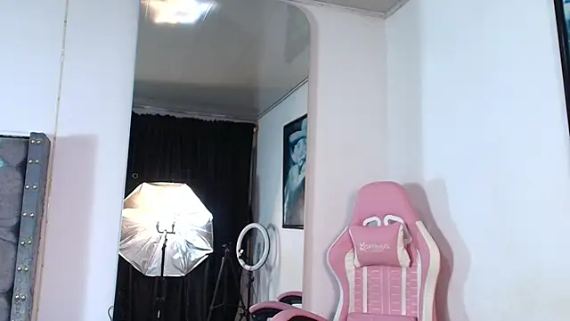 Snapshot of GraceWallace_ chatting on February 8, 5:11 am GraceWallace online show from February 8, 5:11 am