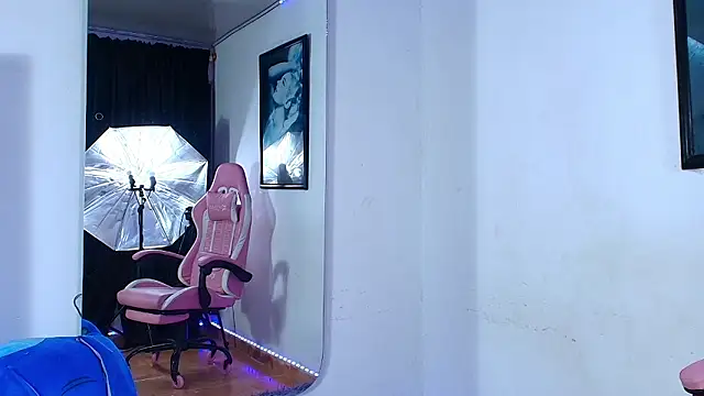 Snapshot of GraceWallace_ chatting on March 8, 2:04 am GraceWallace online show from March 8, 2:04 am